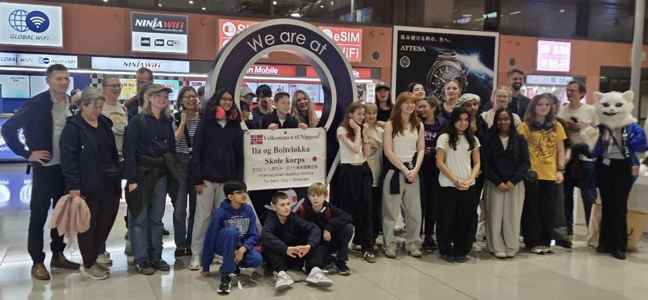 en gruppe mennesker som poserer for et bilde