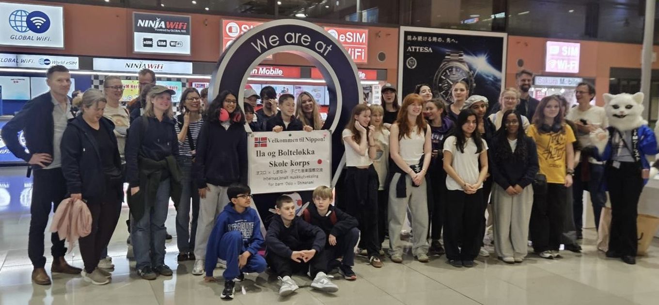 en gruppe mennesker som poserer for et bilde