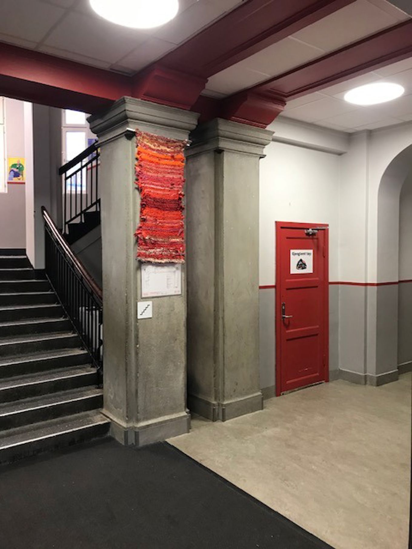 En rød dør i en korridor