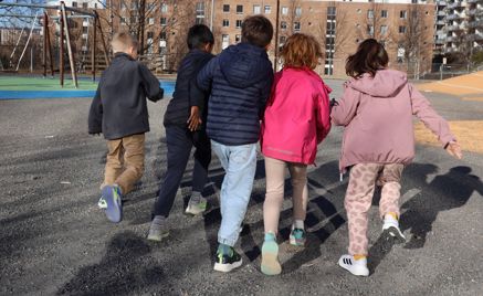 en gruppe mennesker som går på en gate