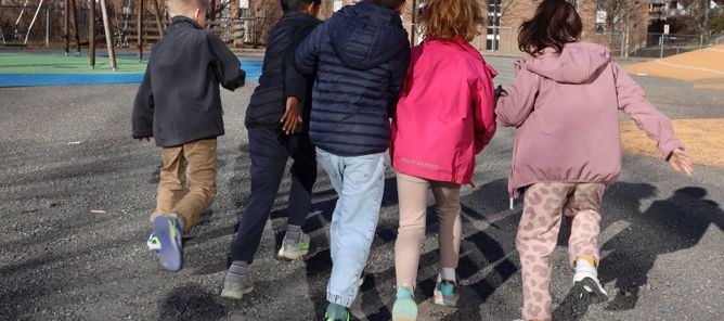 en gruppe mennesker som går på en gate