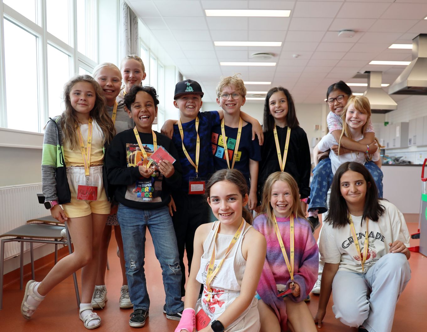 en gruppe mennesker som poserer for et bilde en gruppe mennesker som poserer for et bilde