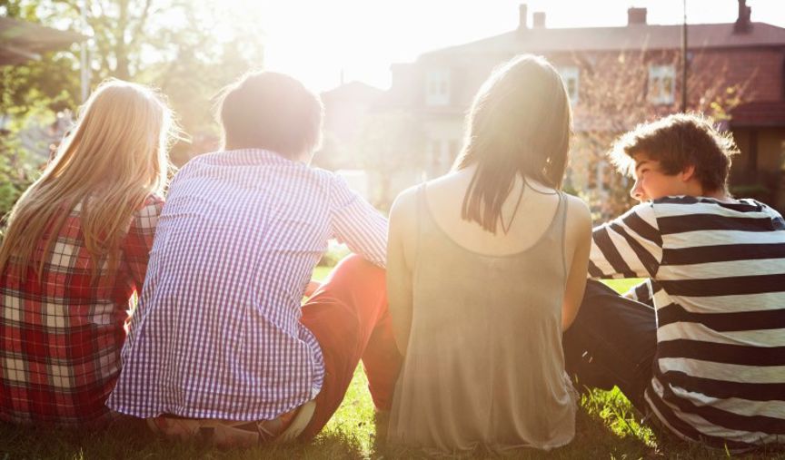 Foto: NTB scanpix Credit: Oslo kommune Gjeng med ungdom sitter i solen.