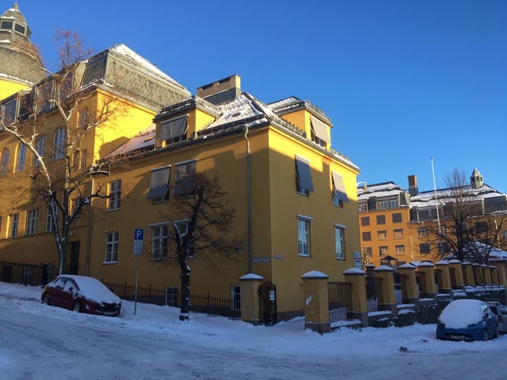 Ila skole med snø og sol sett fra Fougstads Gate