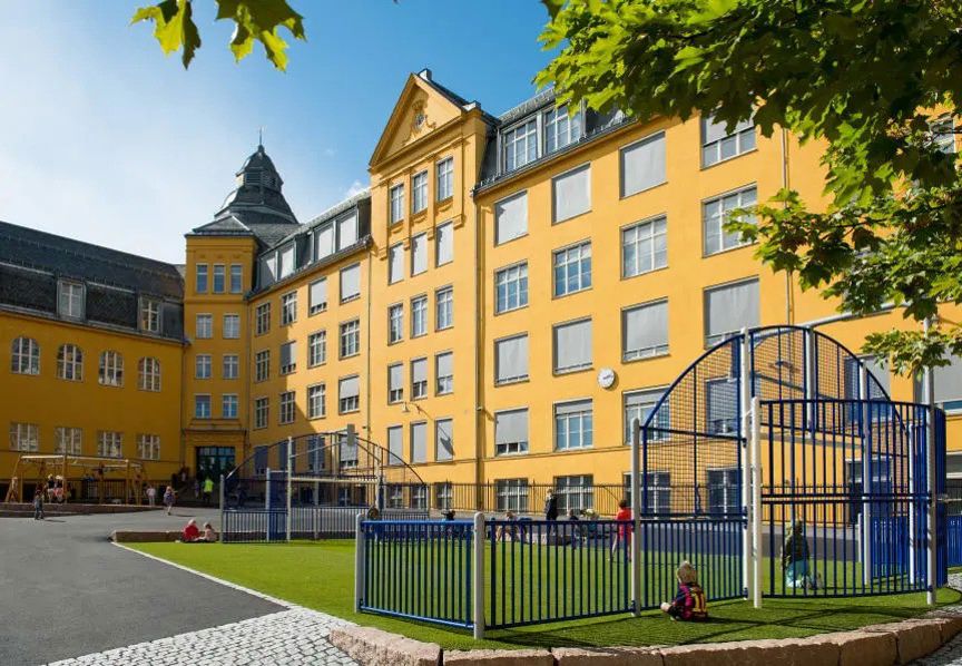 Foto: Finn Ståle Felberg. Eier: Undervisningsbygg. Lisens: CC BY-SA Ila skole og fotballbanen